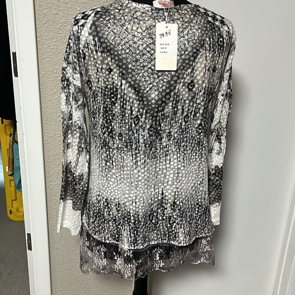 NWT women’s lacy blouse gray olive green asymmetrical contrasted hemline - Picture 6 of 9